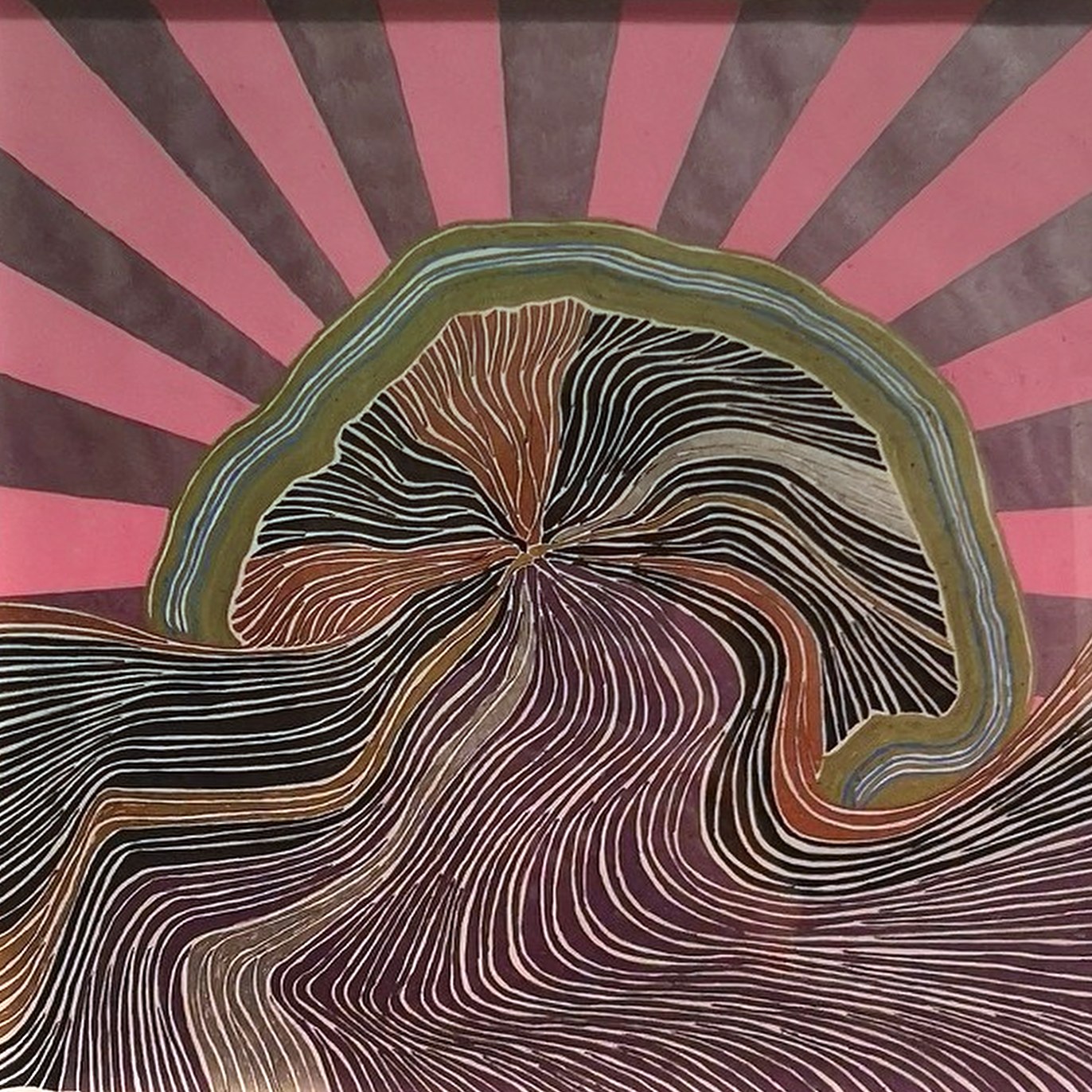 Quadratisches Blatt: über einer Landschaft aus dicht gestaffelten Linien in Violett, Schwarz und Ocker wölbt sich eine geschlossene Kontur; dahinter ein Strahlenkranz in Rosa und Braun.